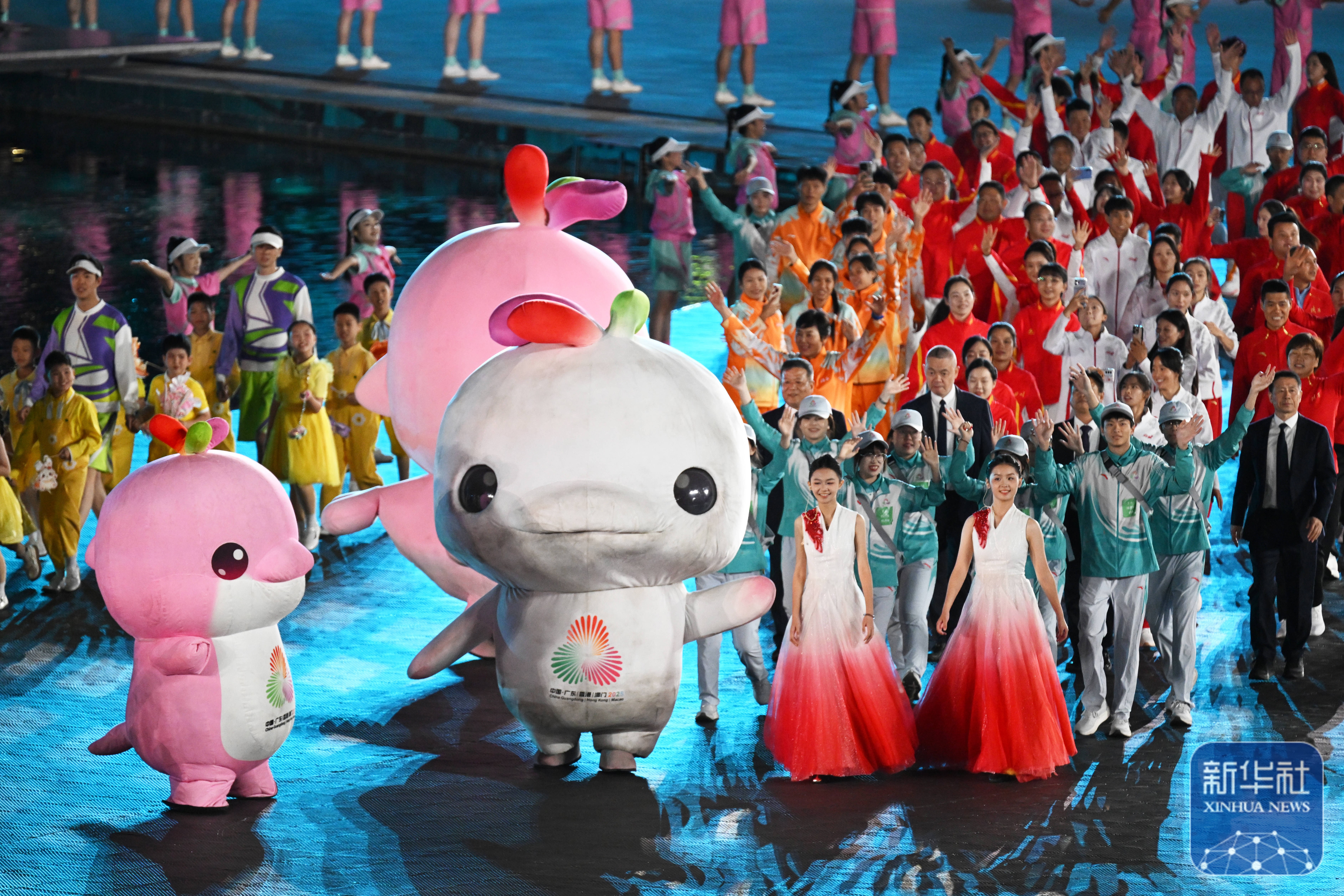 ↑ 参赛团队代表在闭幕式上入场。香港和澳门代表团代表在闭幕式上一同入场。全运 新华社记者 张龙 摄